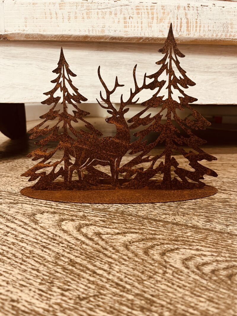 Pini e cervo in corten